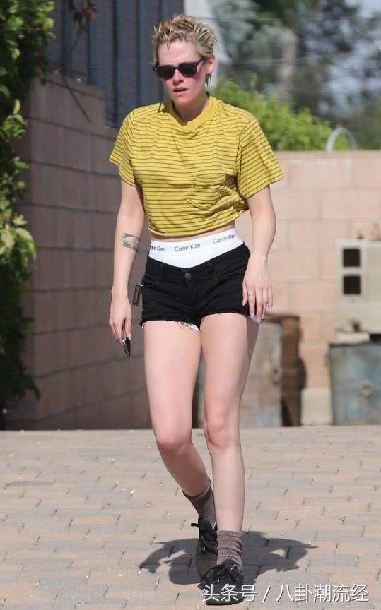 暮光女最新街拍，内裤外露式穿法惹争议，网友:毁自己从不手软