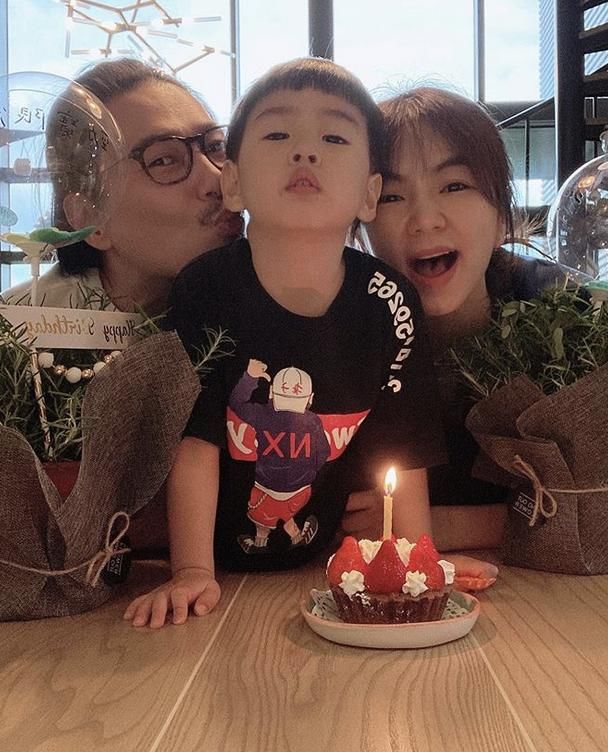 「生日」Ella一家三口为儿子庆3岁生日，蛋糕尺寸太迷你，1米9老公会撒娇