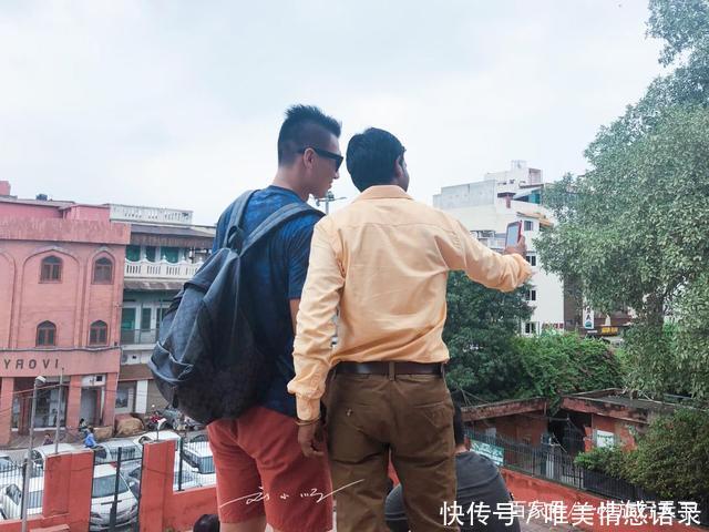 国人印度旅游,被印度人围着拍照,印度人表示中国人好看
