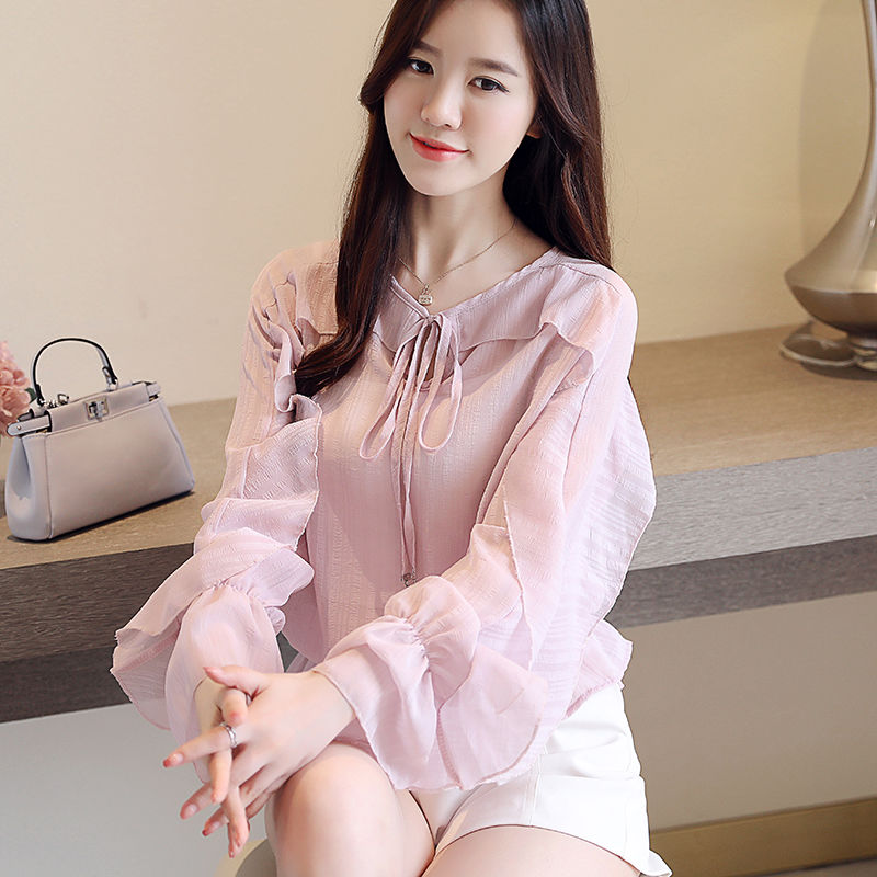 身材丰满的女人试试这“流氓衫”，性感而不失韵味，满满女人味