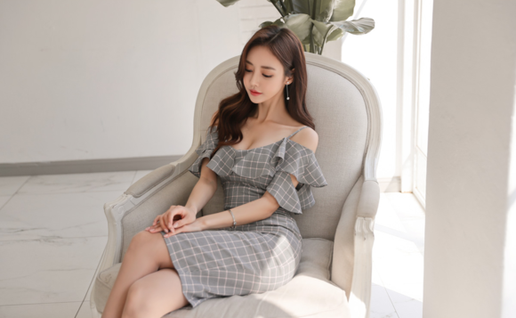 女神孙允珠，灰质石岩苜蓿柔波花边网格裙