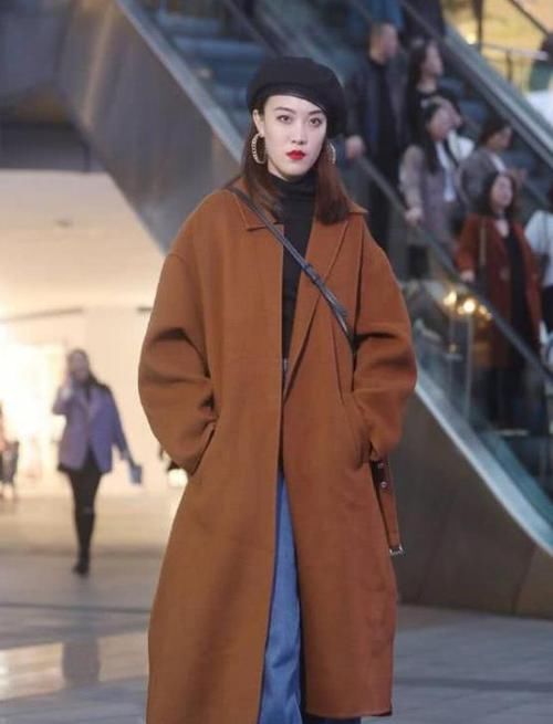  「气质」街拍：亭亭玉立的美女，一件砖红色大衣配休闲牛仔裤，时尚气质