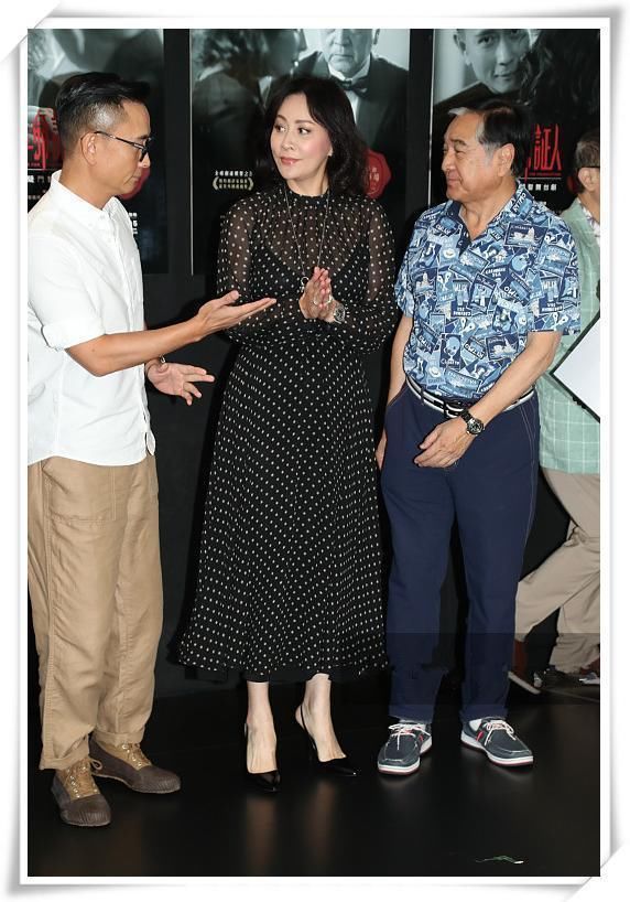 当42岁赵薇和52岁刘嘉玲同穿波点裙，才知道真嫩和装嫩差距有多大