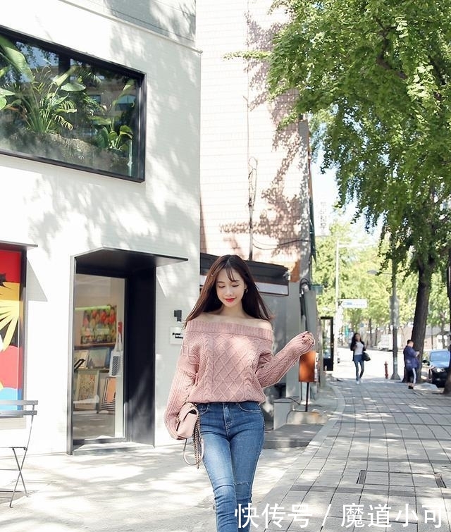  迷人■韩国女神露肩装穿搭紧身牛仔裤，性感迷人凸显大长腿