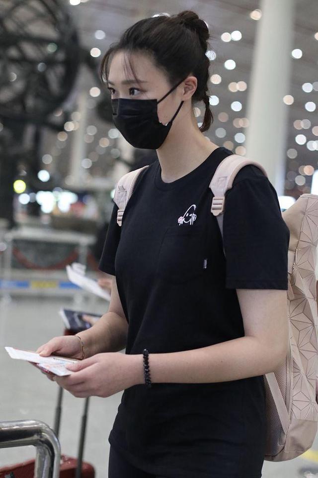 曾经的女排队长惠若琪穿打底裤现身，看完她的腿后惊住了，网友：