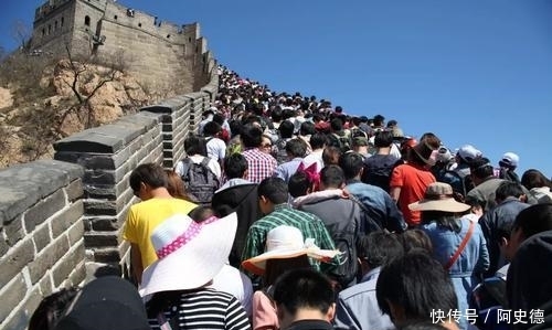 五一第一天，实拍北京长城“空巷”，大伙都长教训不出门了？