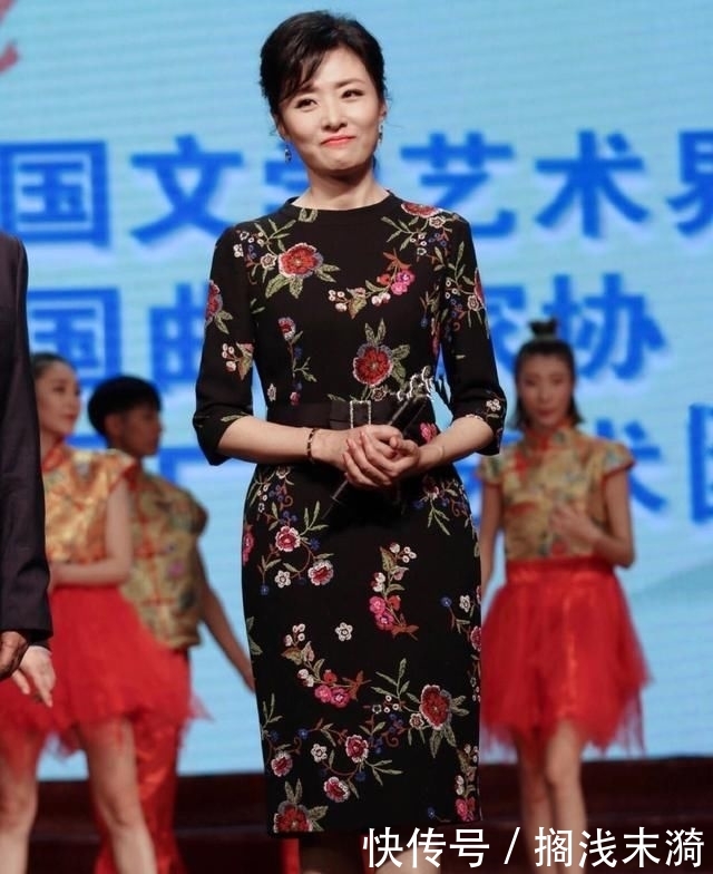 周涛为自己:周涛美得太优雅,穿刺绣连衣裙亮相,40、50岁的女人照着穿一样美