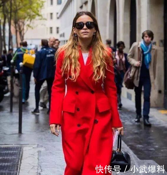 人人都有的黑色打底裤，其实这样穿更美！