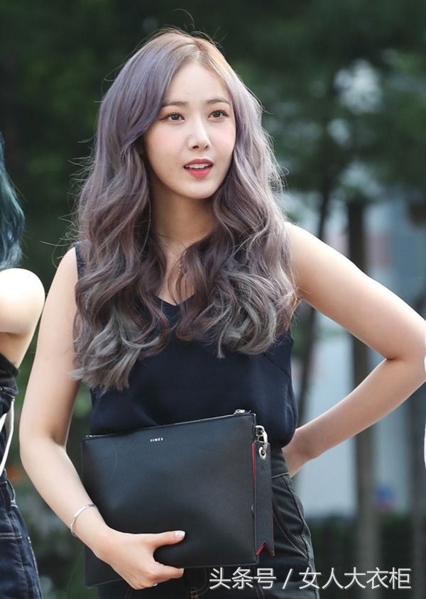 GFriend 信飞紧身牛仔裤干练利落，嘟嘴卖萌波浪长发添女性柔美