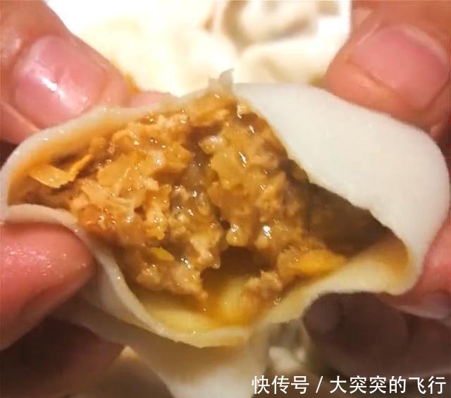 入适量@酸菜饺子怎样更好吃老师傅教你调馅加点“它”,比饭店的要好吃
