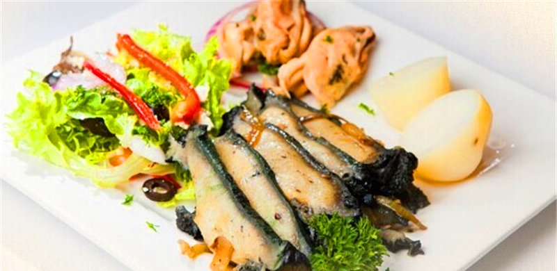 游客海底潜水发现粉红色石头，得知真面目后，才明白是难得宝贝