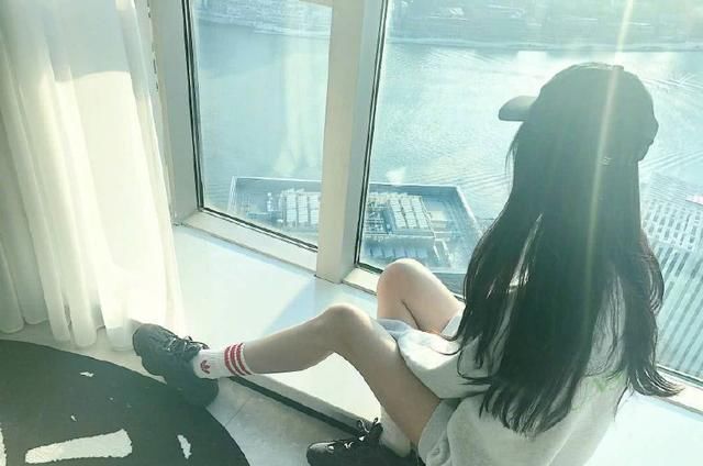 杨幂玩下身失踪,灰色卫衣刚好遮住屁股,网友:真正的“漫画腿”