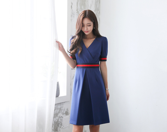 女神孙允珠，沁蜜水蓝红缨锁边暖夏短袖裙