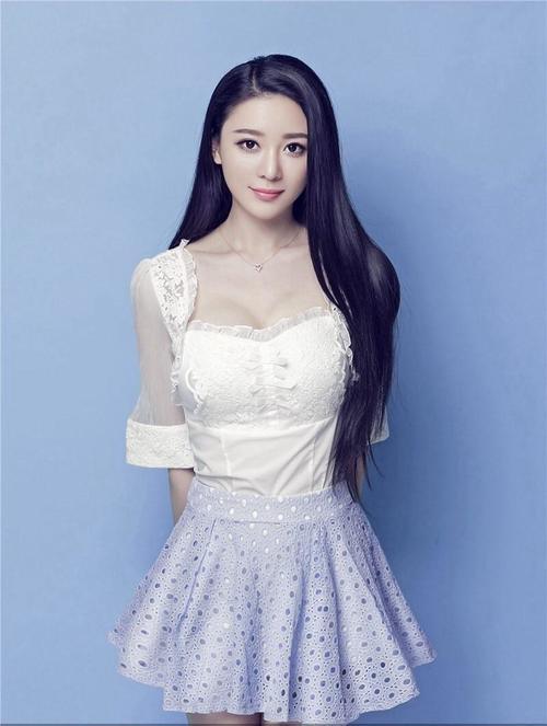 美女校花拍高清写真，肤色白皙大胸性感！