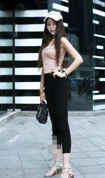 街拍: 如果图8给你做女朋友, 你们愿意吗?