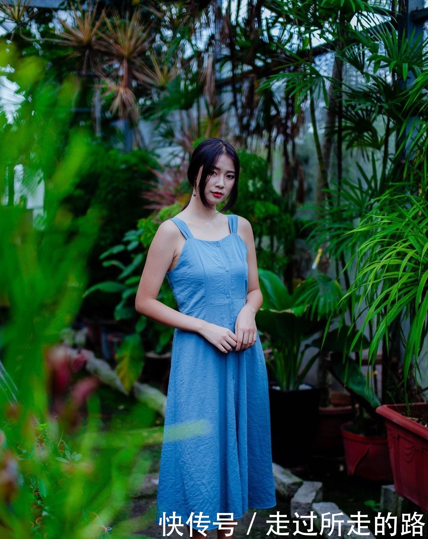 『写真』青春美少女蓝色吊带连衣裙时尚生活写真