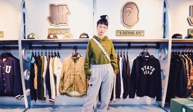 「卫衣」今年春夏嘻哈风不能停,破洞牛仔裤耍酷又有型,回头率百分百