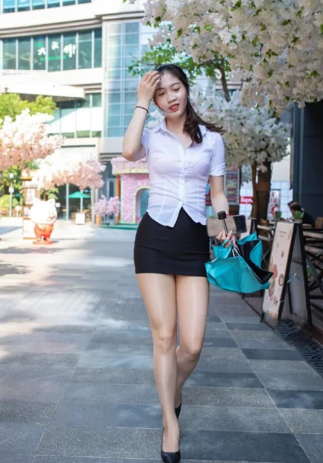  气质|姑娘既美丽又有气质，全身洋溢着迷人魅力