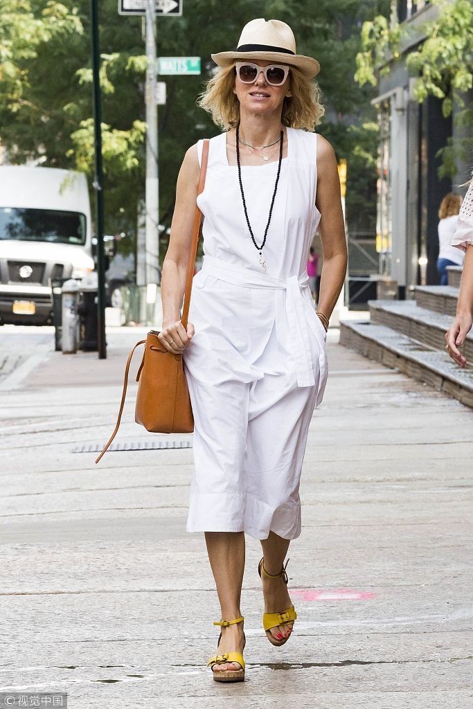 娜奥米沃茨甜美出街和爱子欢吃冰淇淋   49岁高龄依旧保养如少女