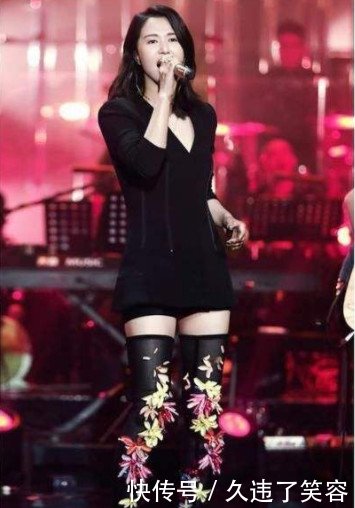 谭维维的“花瓣袜”小性感，比不上杨幂“阴阳袜”！以为一条腿！