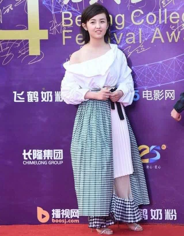 17岁的张子枫亮相活动造型比关晓彤还雷人，网友：看到腿我沉默了