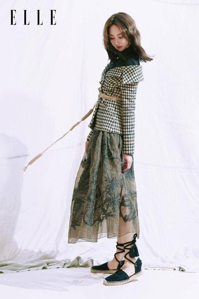 「气质」张钧甯港版刊物封面大片,淡淡妆感搭配卷发,明媚清新的优雅气质