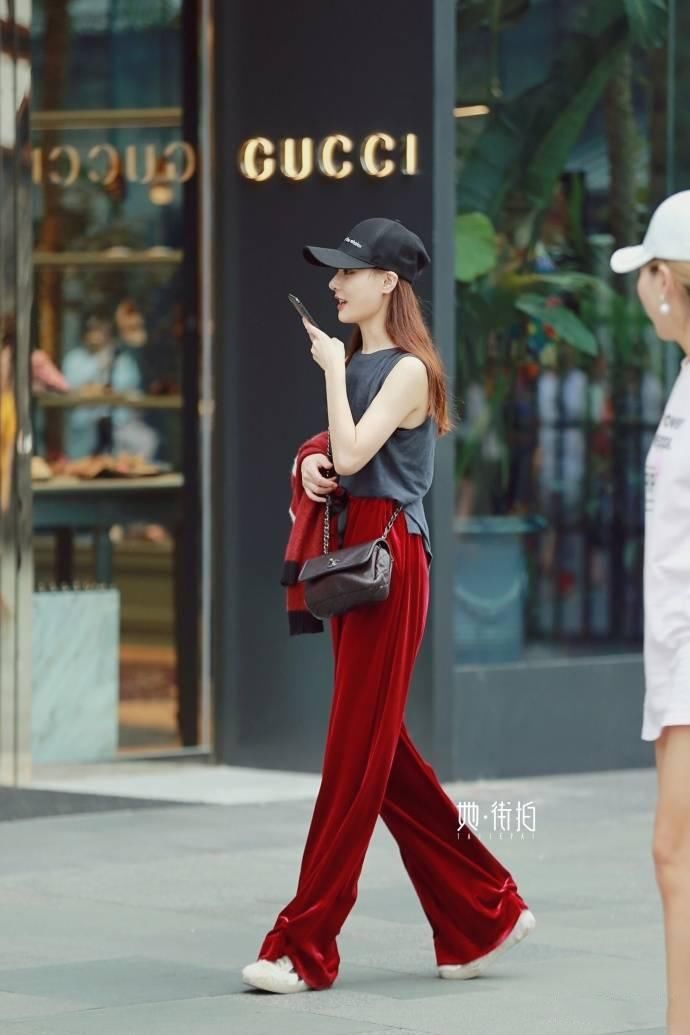 成都街拍丨同样好身材的闺蜜，走在路上一定是回头率爆表吧。