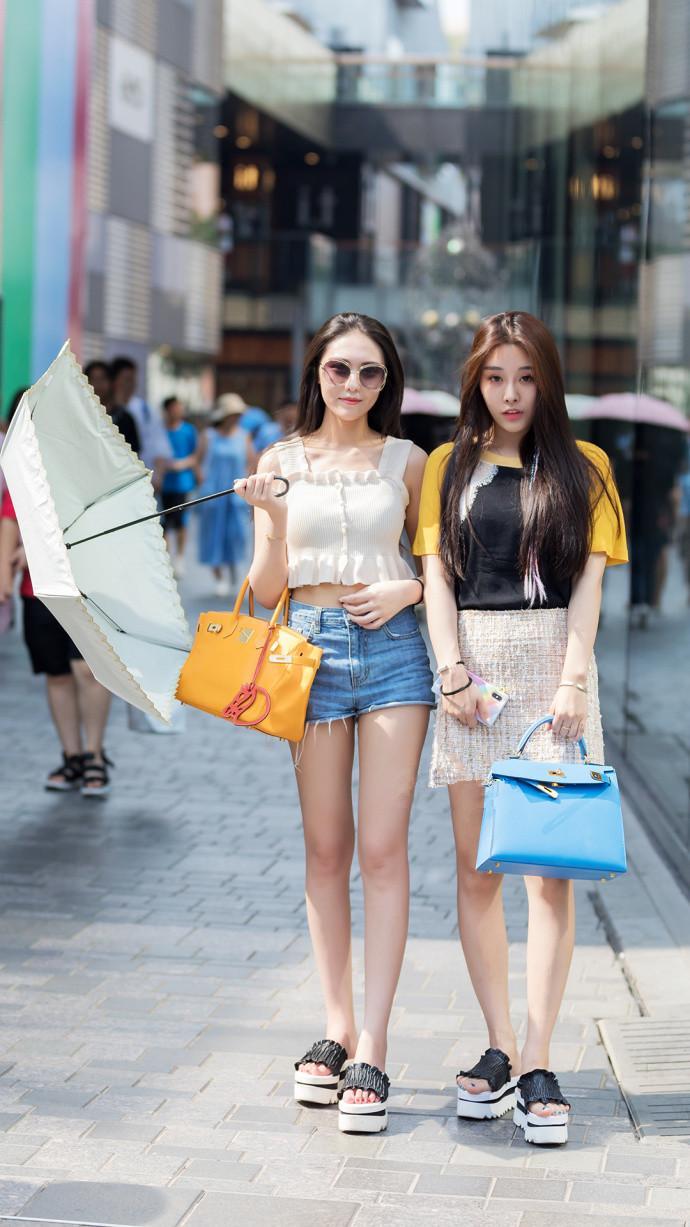 街拍：小姐姐白色抹胸包臀裙，整体风格既淡雅又干净！