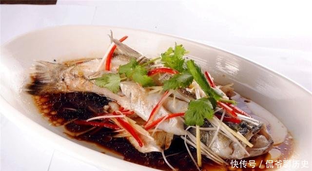 食材:做清蒸鱼,先放蒸鱼豉油还是先淋油顺序弄错了,难怪鱼肉腥味重