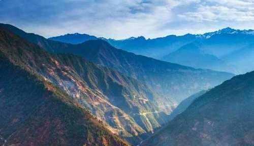 独龙江公路翻越高黎贡山,闯入怒江峡谷最后一个秘境,世外桃源!