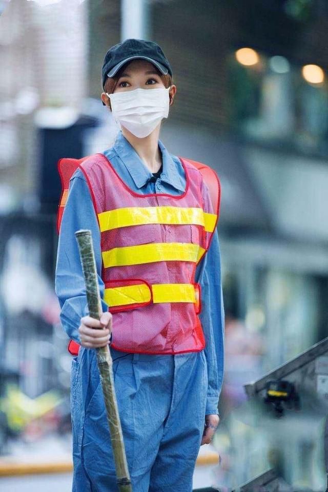 唐嫣化身“环卫工”路边打扫，网友：这应该是最漂亮的环卫工了