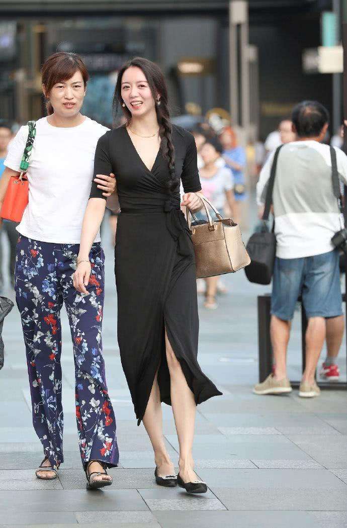 这位辣妈穿的这个黑色V领连衣裙真性感