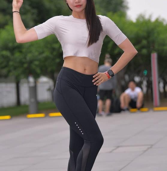健身小姐姐紧身裤穿出肥硕臀线,这几个动作有点难度