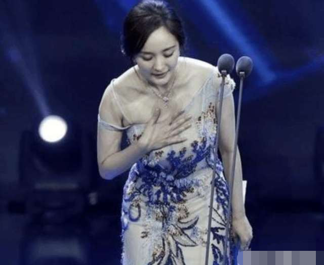 杨幂为何在任何场合都捂住胸口, 真相都在照片