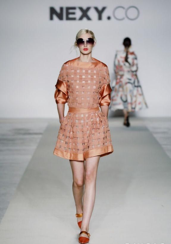 舒适、时尚、显腿长!这个夏天，时髦界都在pick澡堂拖!