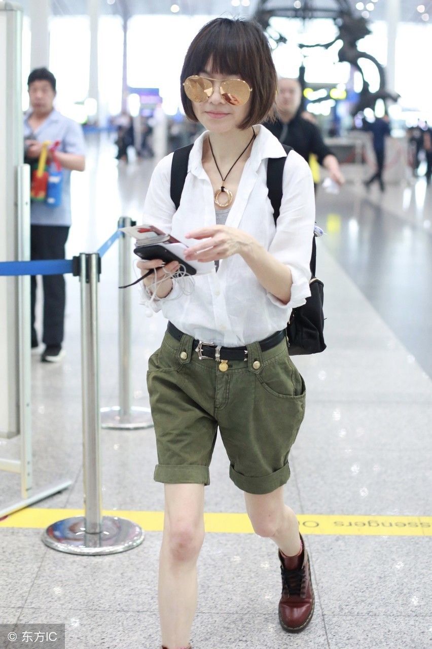 鲁豫白色上衣绿色短裤，网友:看到这双筷子腿，再肥我也不减了