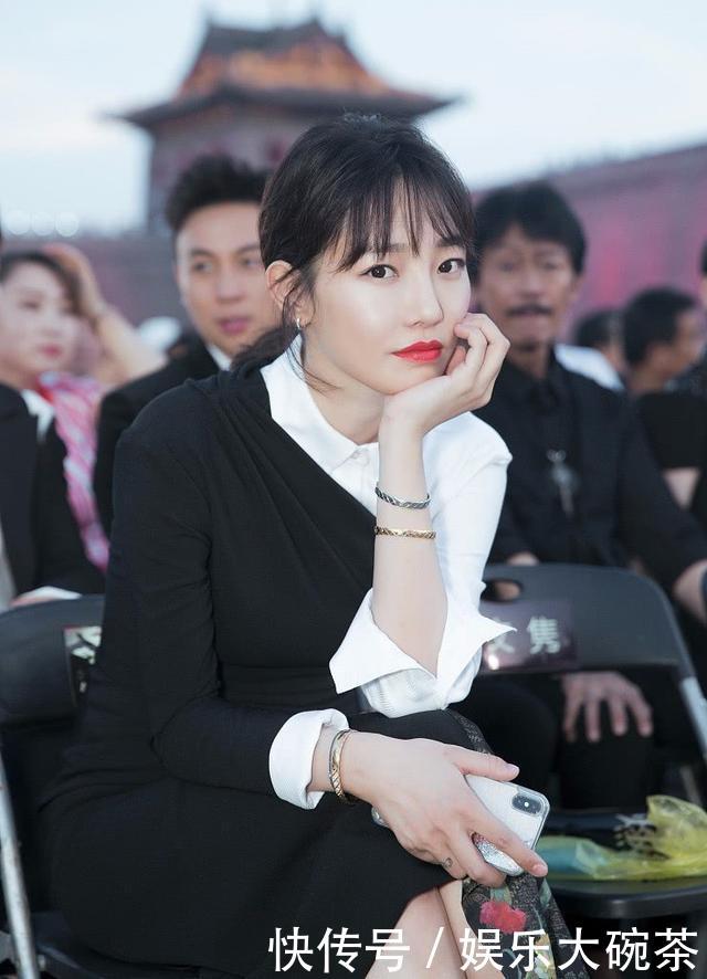 白百何身穿一字肩白色燕尾裙亮相 优雅大气 女人味十足