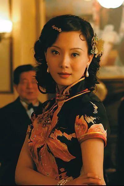 41岁陈数一袭靓丽打扮亮相，牵手儿子如姐弟！完全看不出年龄差啊