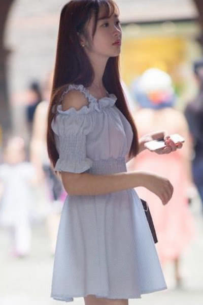 街拍：举止优雅时尚的小姐姐，打扮上俊美抢镜又气质可爱清新！