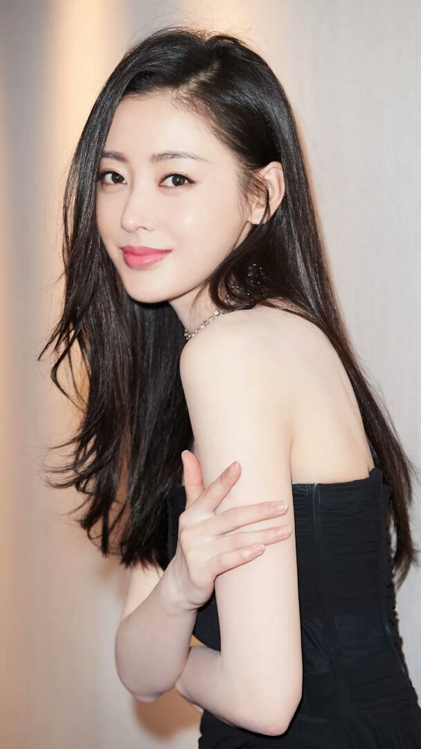 张天爱身穿一字裙 真的是一边英俊一边美