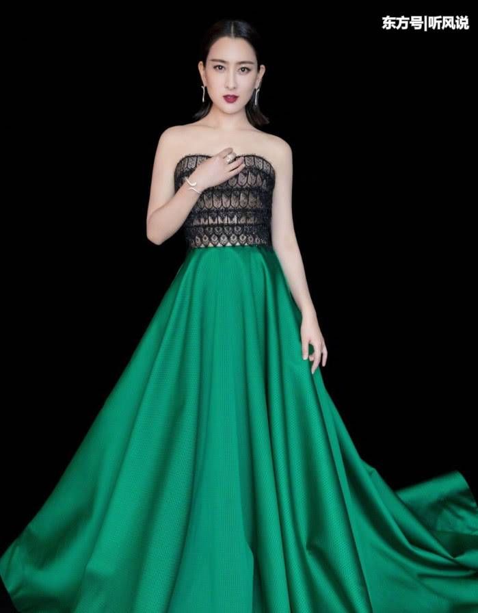 马苏素颜状态好，夹着2块钱饮品好接地气，穿搭普通像路人!