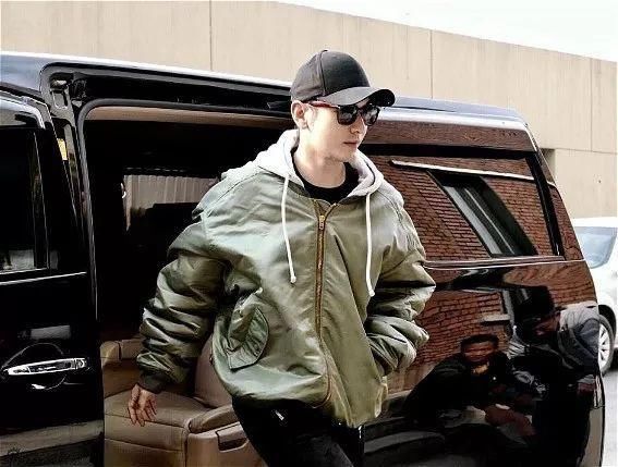 黄晓明身高是假的，头发是假的，圈钱倒是真的?网友:要凉