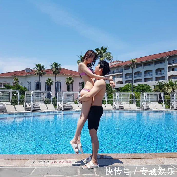 这一抱勒的有点紧，小姐姐的美腿修长身材很好，被男友抱起来差点