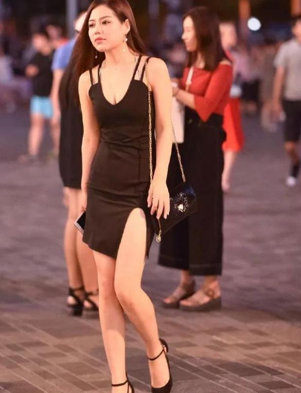 「蓝色」街拍:明眸善睐的美女,一件黑色上衣配蓝色牛仔裤,时尚气质范