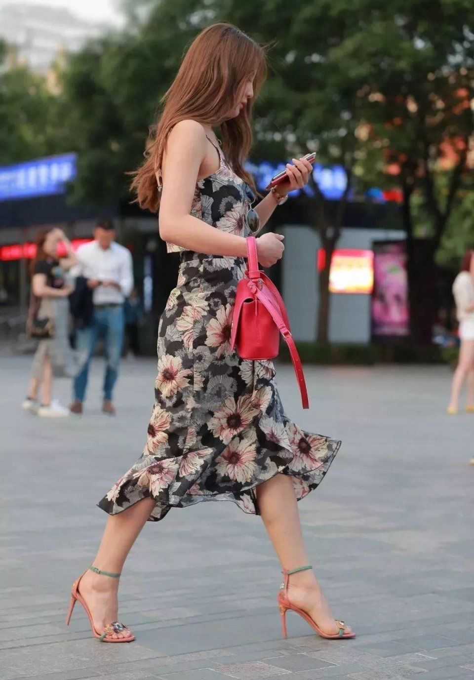 吊带花瓣连衣长裙搭配褐色高跟鞋，小脸嘟嘟可爱女神