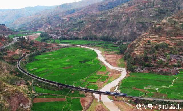  鸣笛■中国最特殊的大桥：一名年轻战士被浇筑在这里，火车经过