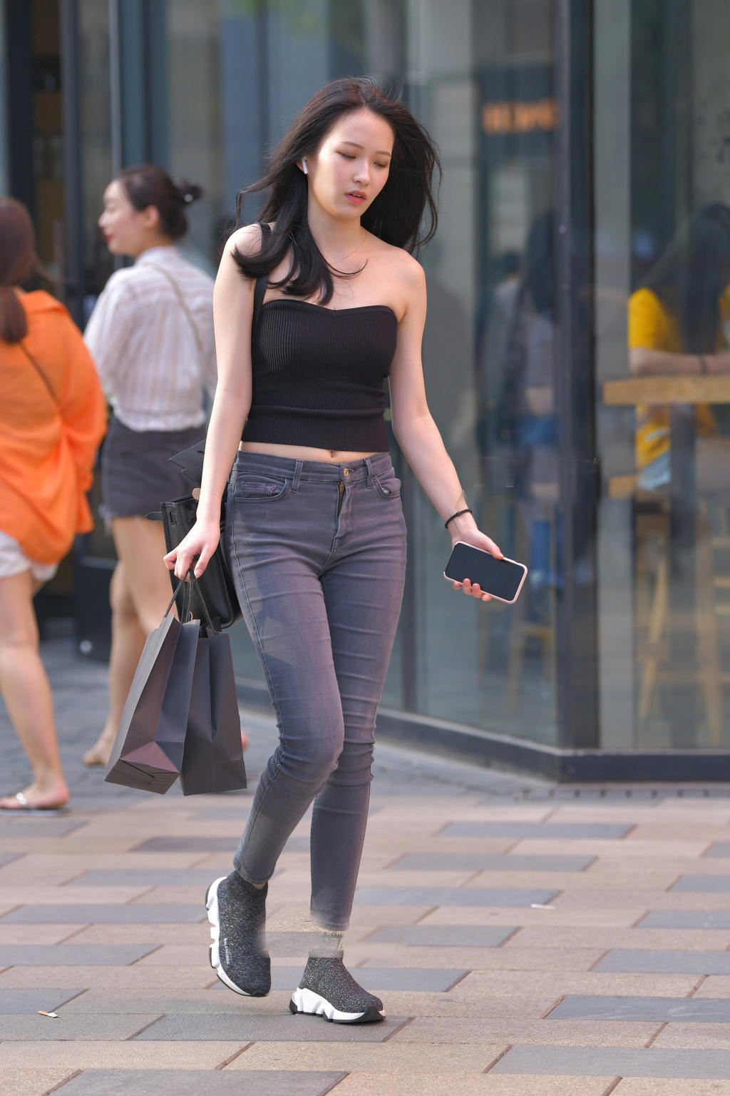 气质少妇黑色裹胸裹出饱满上围曲线，崩出的小肉肉也是很有富态的