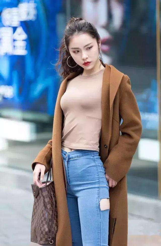 街拍：小姐姐正面看着挺正经的，牛仔裤的破洞让你青春无限