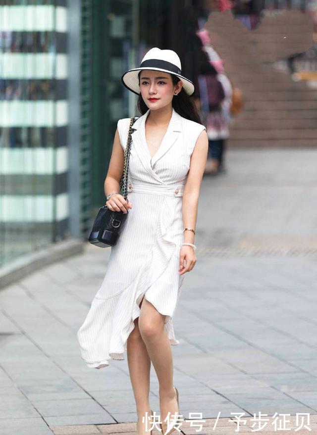  『姐妹花』街拍：漂亮的姐妹花，黑玫瑰和红玫瑰，各有各的特点与时尚