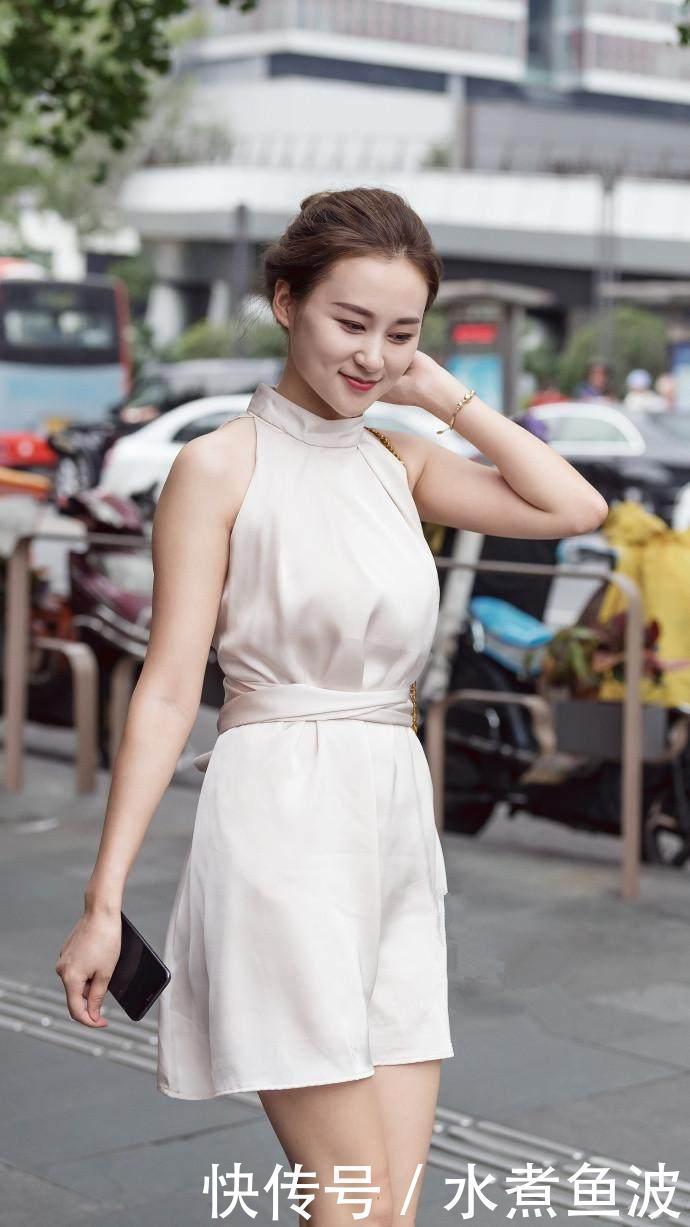  女性：年轻美女街拍身材微胖的女性穿，穿出不一样的美